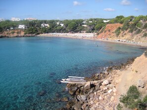 Beach nearby, white sand, beach bar - APARTAMENTOS CLUB CALA AZUL  (Santa Eulalia del Rio)