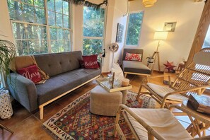 Smart TV, books - House in tranquil Lares Countryside, 3 acres of Privacy and Outdoor Space (Lares)