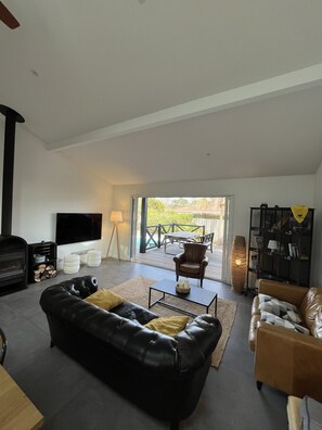 TV, fireplace - Villa Paloma 4* In the heart of the Bassin d'Arcachon. Modern villa, heated pool (La Teste-de-Buch)