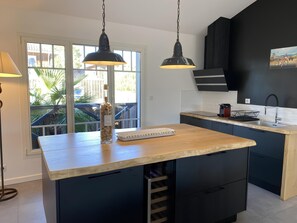 Kaffetrakter/tekoker, kjøleskap, mikrobølgeovn og ovn