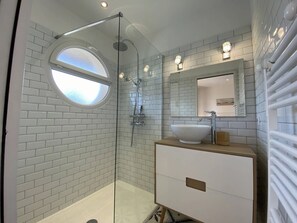 Shower, hair dryer, towels, toilet paper - Villa Paloma 4* In the heart of the Bassin d'Arcachon. Modern villa, heated pool (La Teste-de-Buch)