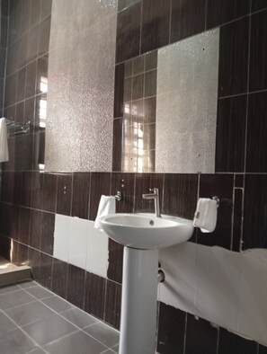 Deluxe Double Room, Courtyard View - ANDWERUTH RESIDENCES (Abuja)