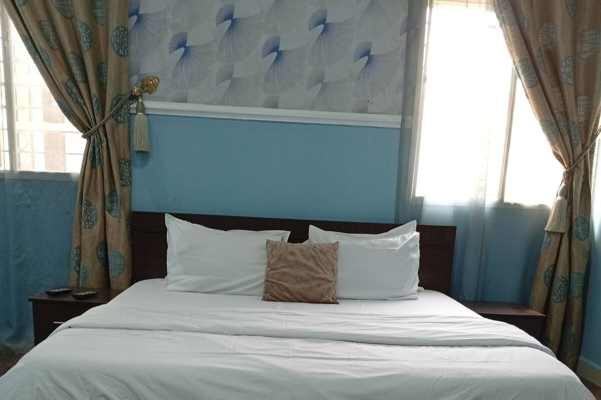 Deluxe Tek Büyük Yataklı Oda, Avlu Manzaralı | Ses yalıtımı 