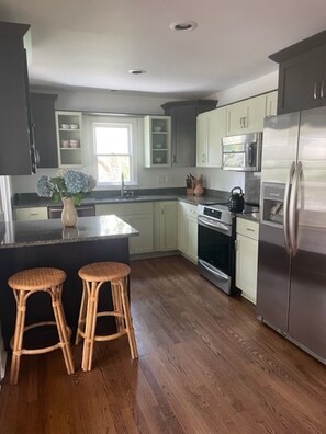Microwave, oven, stovetop, dishwasher - Charming Home w/ Golf Cart Near Charleston & Beach--Monthly Stays (Mount Pleasant)