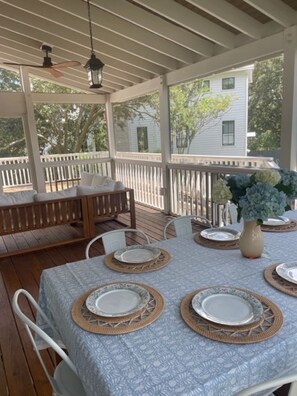 Outdoor dining - Charming Home w/ Golf Cart Near Charleston & Beach--Monthly Stays (Mount Pleasant)