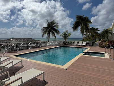 Little Cayman Time - CC 18 - Beachfront 2-bedroom Condo w/ 2 pools and Jacuzzi