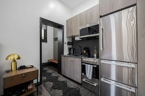 Fridge, microwave, oven, stovetop - German Village Gem - Pets Welcome (Columbus)