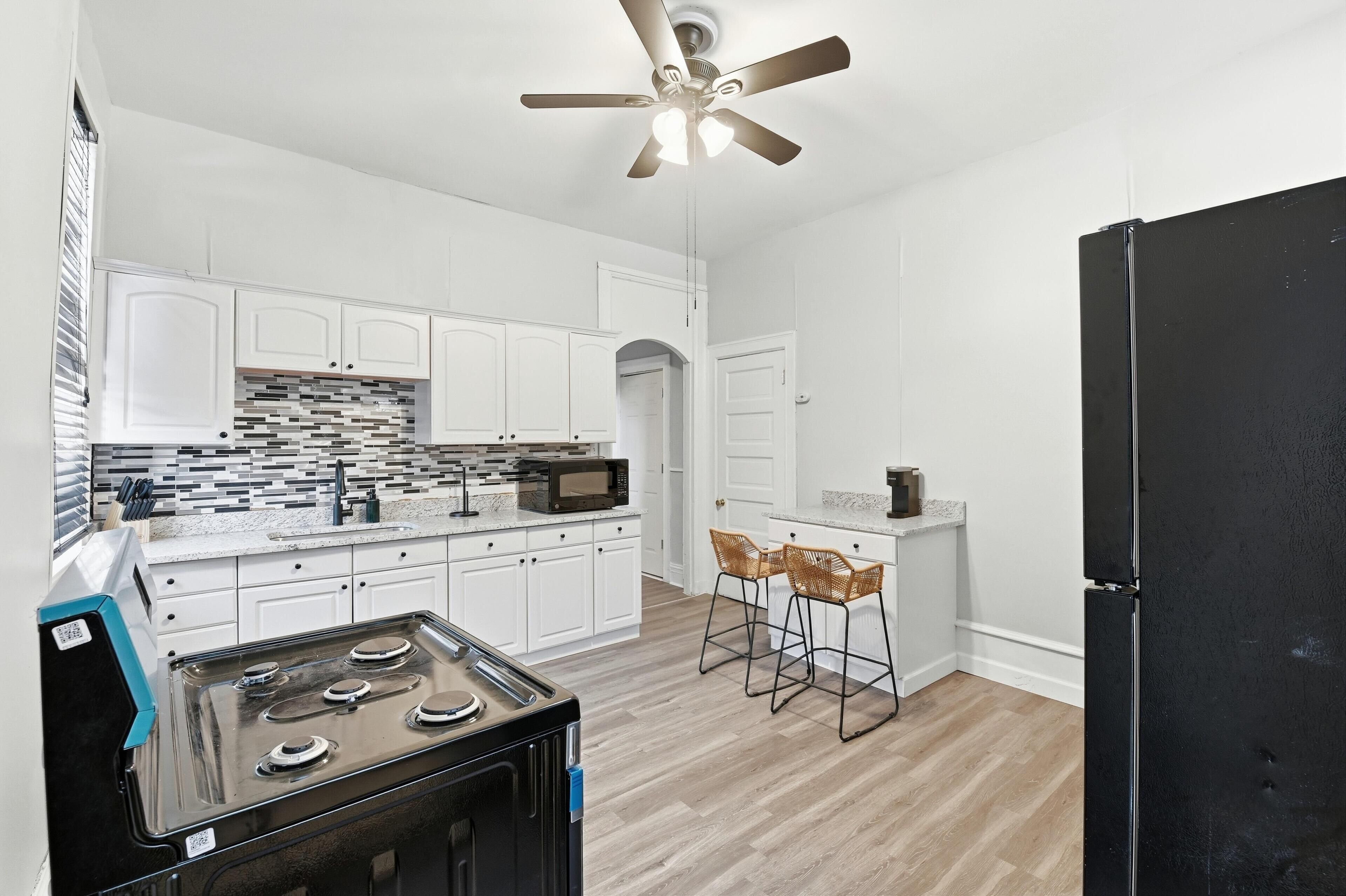 Een koelkast, een magnetron, een oven, een kookplaat