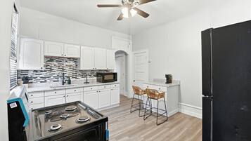 Een koelkast, een magnetron, een oven, een kookplaat