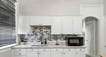 Pet-Friendly 2BR apt fenced yard St. Louis Stay