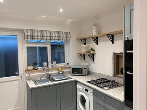 Private kitchen - Enjoyable 3-bedroom bungalow in charming Dymchurch perfect for relaxing (Dymchurch)