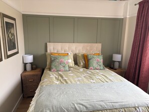 3 habitaciones, escritorio y tabla de planchar con plancha 