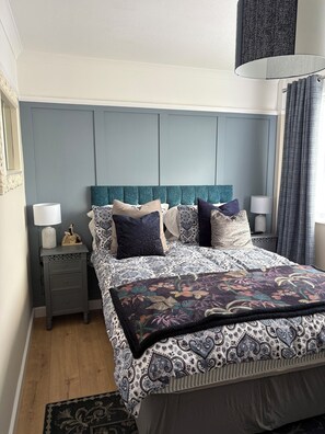 3 bedrooms, desk, iron/ironing board, travel cot - Enjoyable 3-bedroom bungalow in charming Dymchurch perfect for relaxing (Dymchurch)