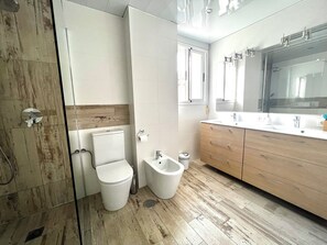 Shower, hair dryer, bidet, towels - Charming Abode (Sevilla Este)