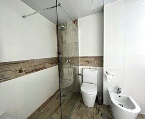 Shower, hair dryer, bidet, towels - Charming Abode (Sevilla Este)