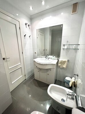 Shower, hair dryer, bidet, towels - Charming Abode (Sevilla Este)