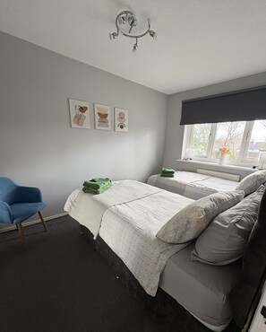 3 bedrooms, iron/ironing board, Internet, bed sheets - Prime Location for Contractors & Professionals working/relocating to Manchester! (Prestwich)