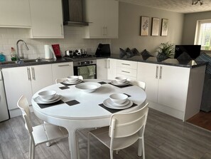 Microwave, oven, stovetop, dishwasher - Prime Location for Contractors & Professionals working/relocating to Manchester! (Prestwich)