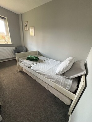 3 habitaciones, tabla de planchar con plancha, internet y ropa de cama 