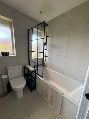Shower, towels, soap, toilet paper - Prime Location for Contractors & Professionals working/relocating to Manchester! (Prestwich)