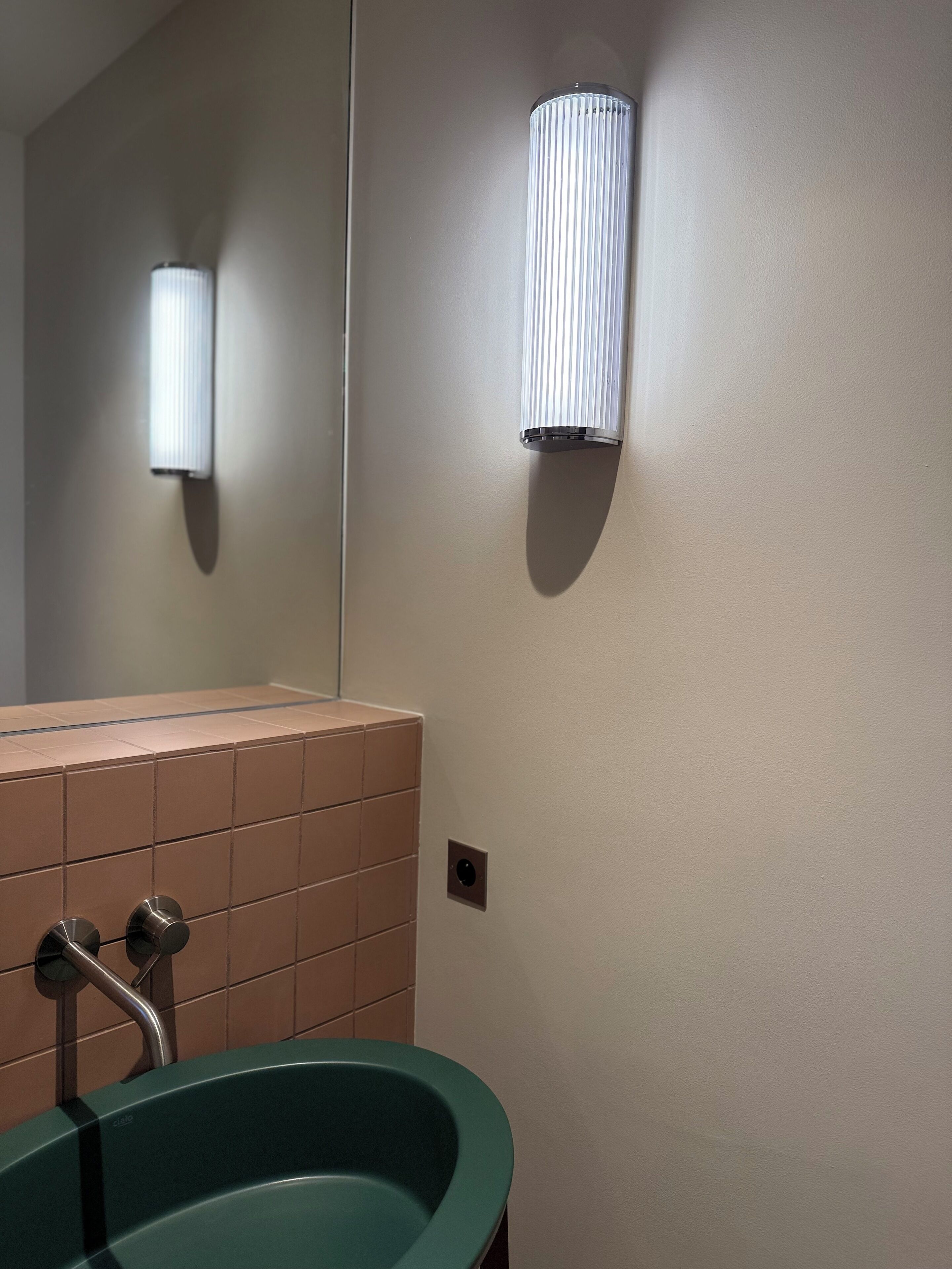 Dusj, håndklær, såpe og toalettpapir