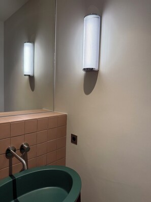 تجهيزات دش، مناشف، صابون، ورق حمّام