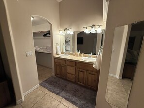 Suihku, hiustenkuivaaja, pyyhkeet, saippua