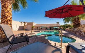 Outdoor pool - Tranquil Oasis at the Lake - Entertainment for Everyone - Pool / Spa / Game Room (Lake Havasu City)