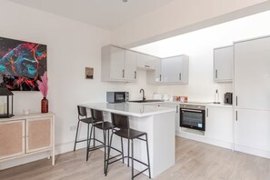 Microwave, oven, stovetop - Stylish 2 Bed Private Apartment - Liverpool - *Newly Refurbished* FREE PARKING (Liverpool)