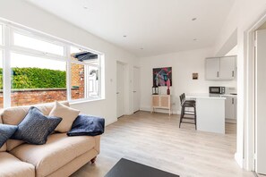 TV - Stylish 2 Bed Private Apartment - Liverpool - *Newly Refurbished* FREE PARKING (Liverpool)