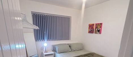 2 makuuhuonetta, silitysrauta/-lauta, ilmainen Wi-Fi, vuodevaatteet