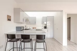 Micro-ondes, four, plaque de cuisson