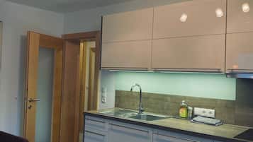 Kjøleskap, mikrobølgeovn, ovn og kokeplater