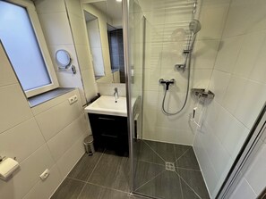 Douche, sĂšche-cheveux, serviettes fournies, savon