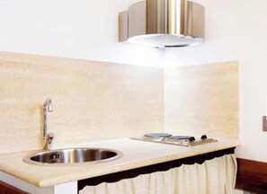 Refrigerador, microondas, placa de cocina, cafetera/tetera