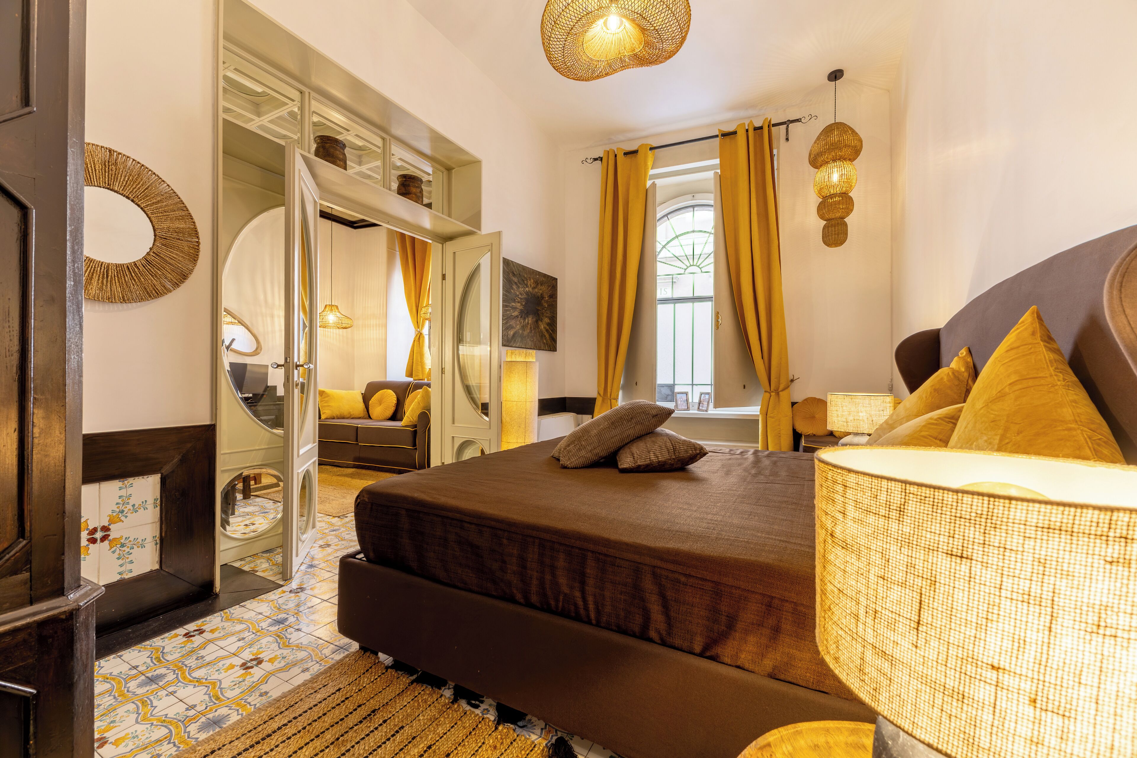 1 chambre, bureau, fer et planche à repasser, lit parapluie