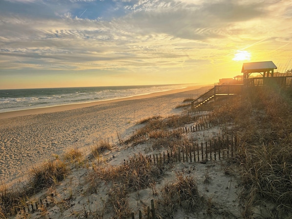 Beach - Private Heated Pool - Gorgeous Cottage - Game Room - 2 min from Beach (Surf City)