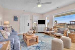Smart TV, ping pong, books - Private Heated Pool - Gorgeous Cottage - Game Room - 2 min from Beach (Surf City)