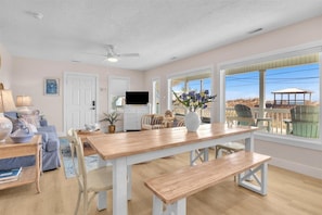 Smart TV, ping pong, books - Private Heated Pool - Gorgeous Cottage - Game Room - 2 min from Beach (Surf City)