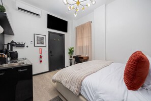 Desk, WiFi, bed sheets - German Village Studio: Charming & Pet-Friendly (Columbus)