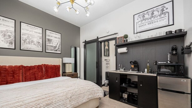 Desk, WiFi, bed sheets - German Village Studio: Charming & Pet-Friendly (Columbus)