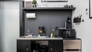 Coffee/tea maker, fridge, microwave, stovetop - German Village Studio: Charming & Pet-Friendly (Columbus)