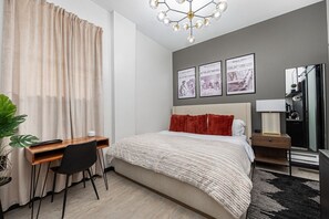 Desk, WiFi, bed sheets - German Village Studio: Charming & Pet-Friendly (Columbus)