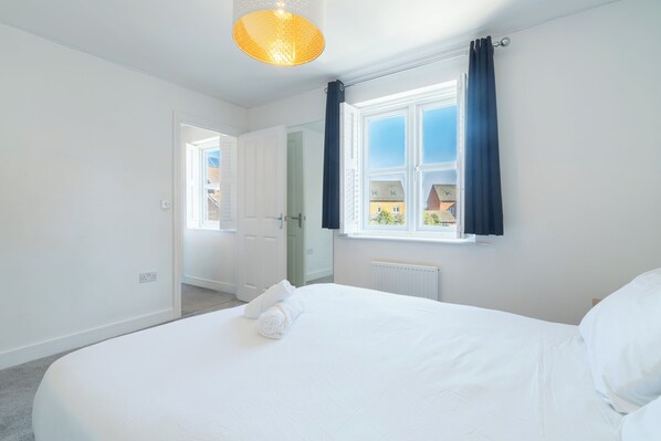 7 bedrooms, iron/ironing board, WiFi, bed sheets - Perfect 7-bedroom house in Peterborough for your next getaway (Peterborough)