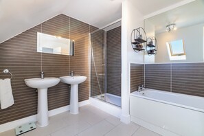 Shower, hair dryer, towels, soap - Perfect 7-bedroom house in Peterborough for your next getaway (Peterborough)