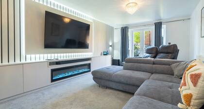 Perfect 7-bedroom house in Peterborough for your next getaway