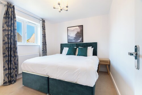 Perfect 7-bedroom house in Peterborough for your next getaway