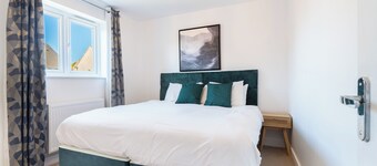 Perfect 7-bedroom house in Peterborough for your next getaway