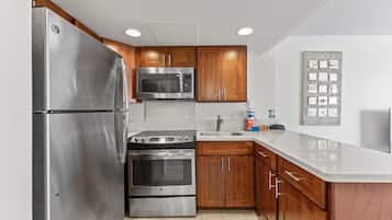 Apartment, 1 Bedroom | Private kitchen | Fridge, microwave, oven, stovetop