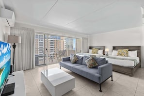 Apartament, 1 dormitori, primera línia de platja | Sala d'estar | Televisor de pantalla plana de 43 polzades amb canals per cable 